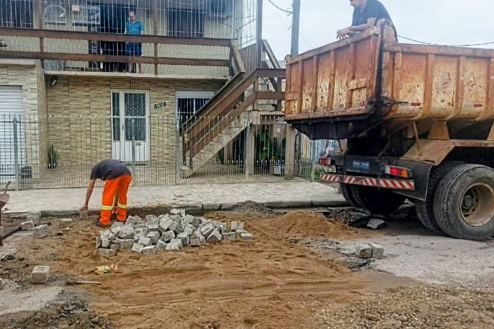 Monitorados do programa Mão de Obra Prisional (MOP) trabalha nos reparos da via, em blocos de pedras irregulares, das Três Vendas