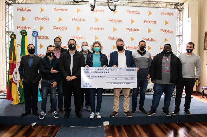 Presidente do Legislativo, Cristiano Silva, fez a entrega simbólica à prefeita de um cheque com o valor