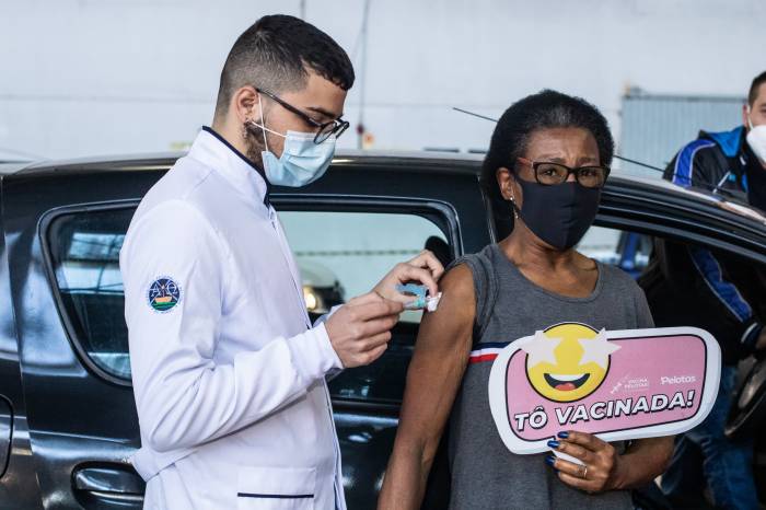 Vacinação da 1ª dose segue nesta segunda-feira (13) para pessoas com 57 anos