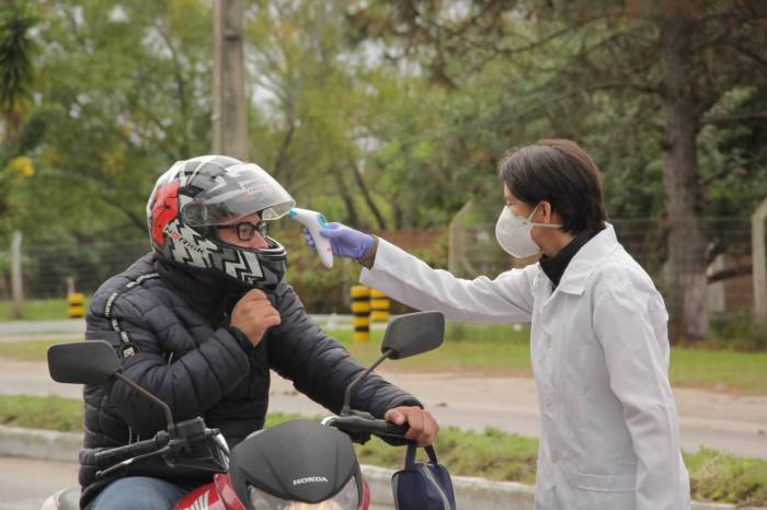 Profissionais da área da saúde, voluntários, acompanharam a ação para evitar aglomerações em  locais de lazer de Pelotas