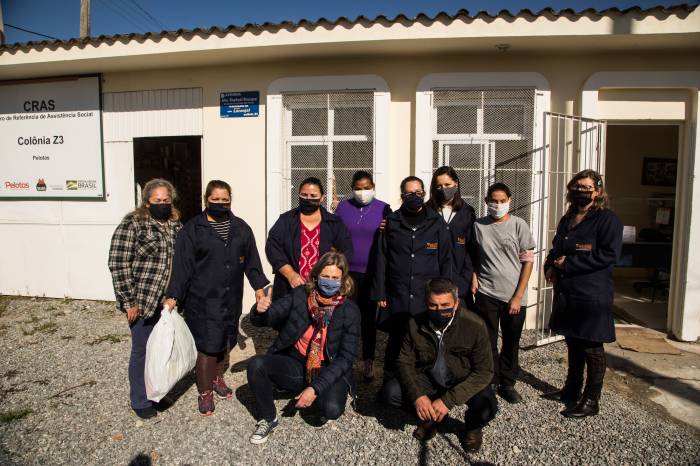 No enfrentamento ao coronavírus área da Assistência Social cumpre importante papel no apoio às famílias em vulnerabilidade. Usuárias do Cras Z-3 contribuem com a confecção de máscaras