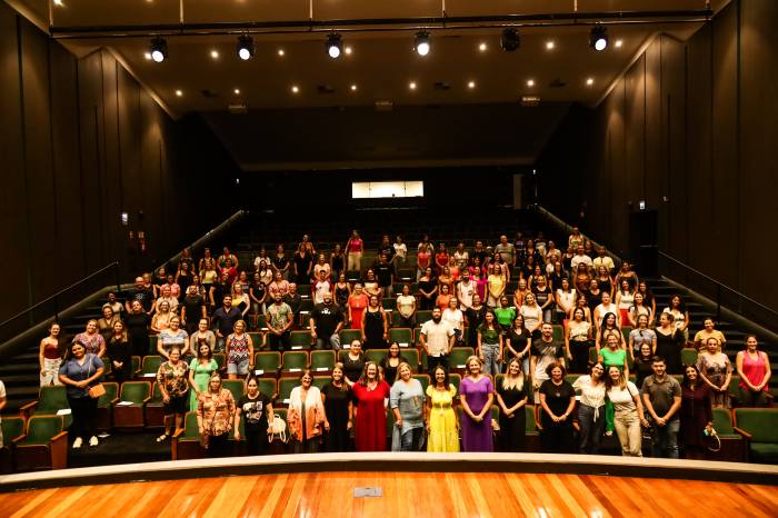 Paula recepciona 150 funcionários públicos que atuarão na rede municipal de ensino