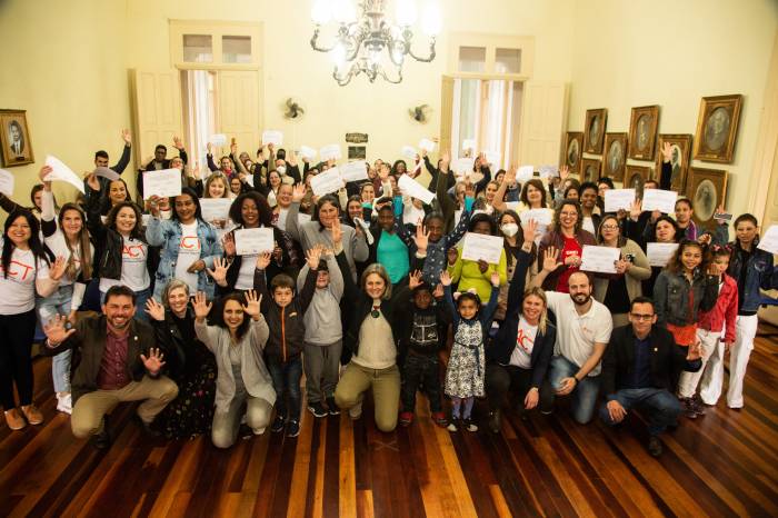 Quarenta e três pais receberam os certificados de conclusão do programa de fortalecimento de vínculos familiares, junto de 26 servidores municipais. Essa foi a terceira turma de facilitadores da metodologia