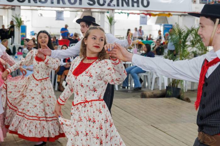 Estão previstas a apresentação de invernadas artísticas, oficinas culturais, jogos de vaca parada, brincadeiras e ainda o futebol de bombacha