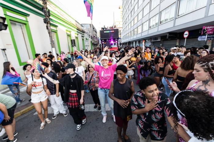 Festa teve palco no Largo do Mercado e desfile de trio elétrico em ruas centrais da cidade, com parceria da Prefeitura