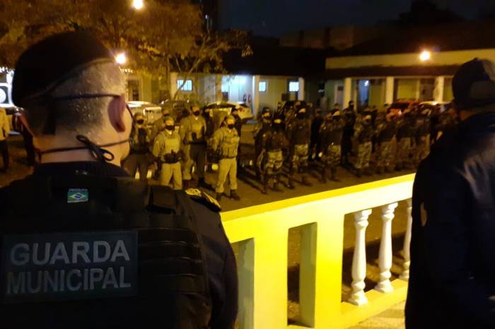 Efetivos da Brigada Militar, Guarda Municipal, Polícia Civil, Corpo de Bombeiros, agentes de Trânsito e fiscais da Prefeitura, ligados ao Pacto Pelotas pela Paz, atuaram para combater aglomerações e perturbação do sossego público
