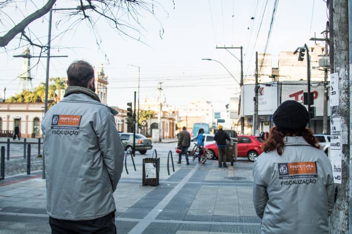 Efetivos da Secretaria de Gestão e Mobilidade Urbana e Guarda Municipal, com apoio da Brigada Militar e agentes de Trânsito, realizaram uma apreensão de mercadoria