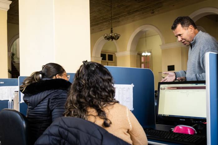 Mais de 60 solicitações foram recebidas, desde a quarta-feira (12), tanto de forma presencial quanto por telefone e e-mail, sobre doação de lona, árvores caídas e iluminação pública