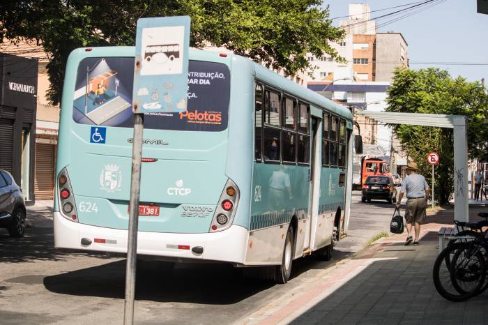 O uso do passe fica suspenso entre as 17h e as 9h. Medida visa diminuir a presença de idosos durante o maior fluxo de pessoas nos ônibus
