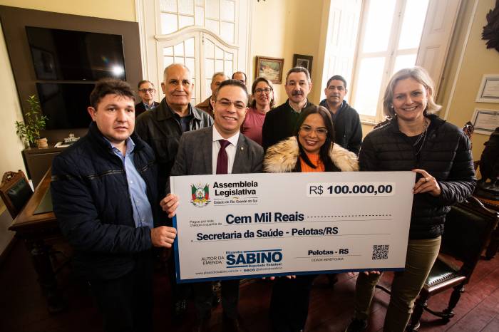 Deputado estadual Elizandro Sabino (PTB) fez a entrega simbólica de R$ 100 mil
