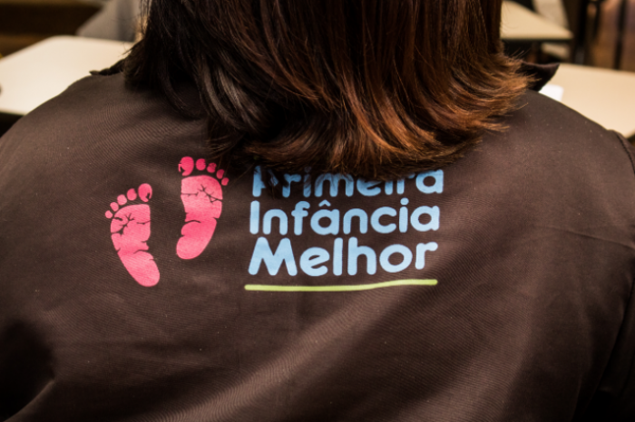 Programas Primeira Infância Melhor e Criança Feliz, que integram o Pacto Pelotas pela Paz, estão inseridos nas zonas urbana e rural, com 90 profissionais envolvidos e capacidade para atender 1,6 mil gestantes e crianças de zero a seis anos