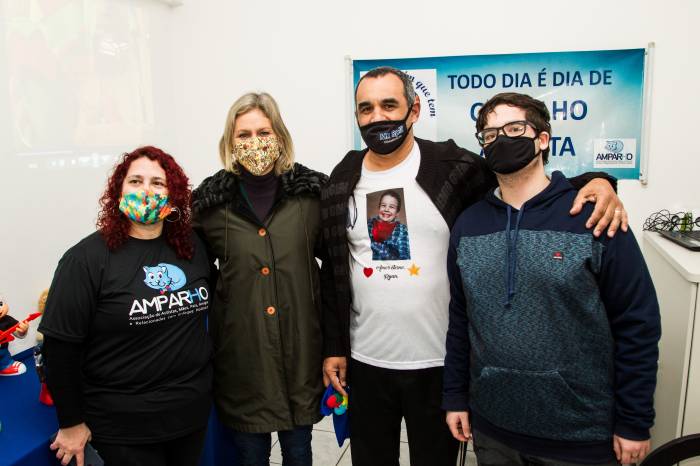 A prefeita esteve na sede da Associação de Amigos, Mães e Pais de Autistas e Relacionados com Enfoque Holístico, e participou do descerramento da placa em homenagem ao jovem