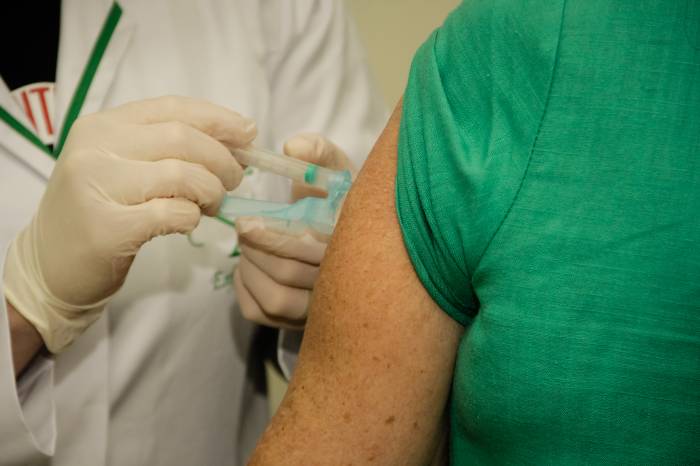 Médicos, odontólogos e fisioterapeutas, na ativa, com idades entre 18 e 60 anos, começam a ser imunizados
