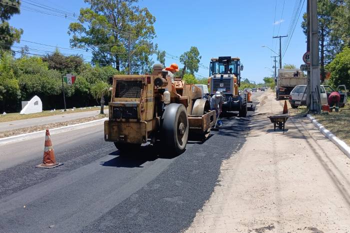 Secretaria de Obras e Pavimentação (Smop) usa 21 toneladas de asfalto em operação de reperfilagem do pavimento