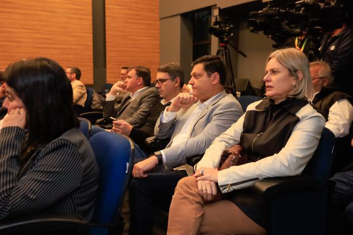 Paula representou a Azonasul em encontro em Porto Alegre que debateu ações para enfrentar a queda na arrecadação em função da enchente que assolou o RS