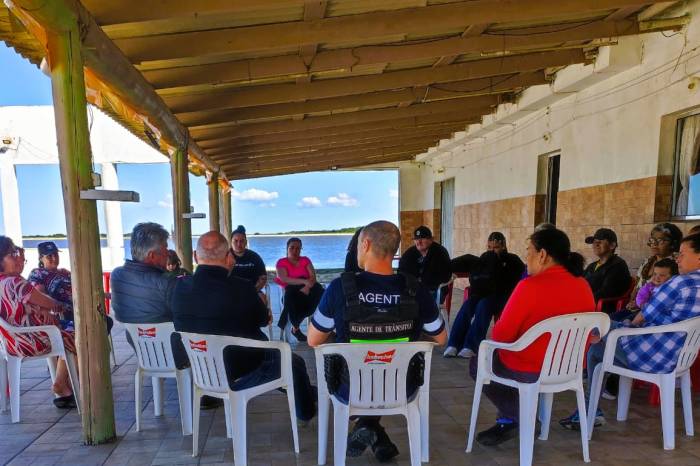 Equipe da STT, representantes do consórcio do transporte coletivo e da comunidade estiveram reunidos para ajustar horários na linha inaugurada segunda-feira (6)