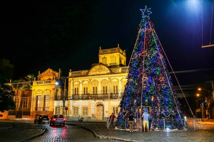 Chuva impede realização do evento, mas Papai Noel receberá crianças a partir de sábado na árvore do Mercado