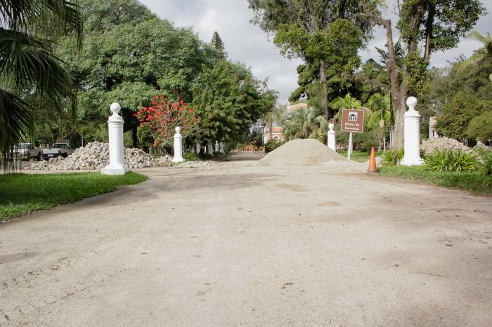 Calçamento oferece mais conforto aos pedestres. Área do estacionamento é revitalizada com pavimentação