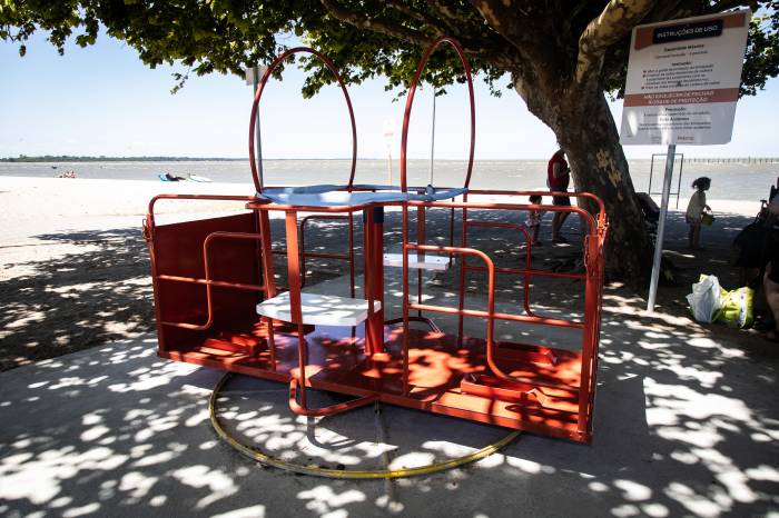 Equipamento inaugurado na quinta-feira (22), teve hastes de seguranças quebradas durante o fim de semana