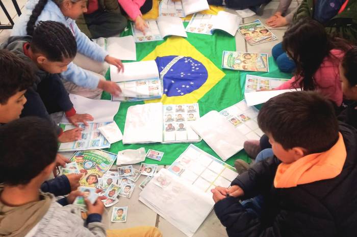 Estudantes do primeiro ao quinto ano da EMEF Frederico Ozanan trocam figurinhas enquanto aprendem sobre sustentabilidade e amizade