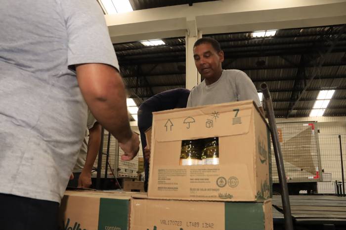 Prefeitura distribui cerca de 100 toneladas de alimentos, de produtores locais, para completar e garantir qualidade das refeições aos alunos na retomada do ano letivo