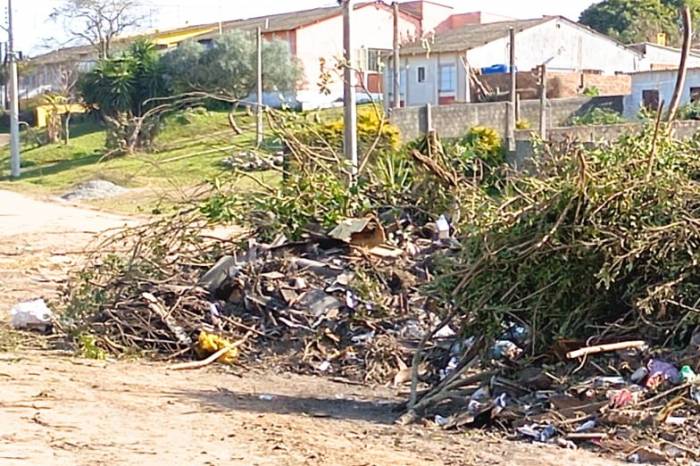 Equipes da Secretaria de Serviços Urbanos e Infraestrutura (Ssui) fizeram nova retirada de resíduos descartados irregularmente na avenida João Gomes Nogueira