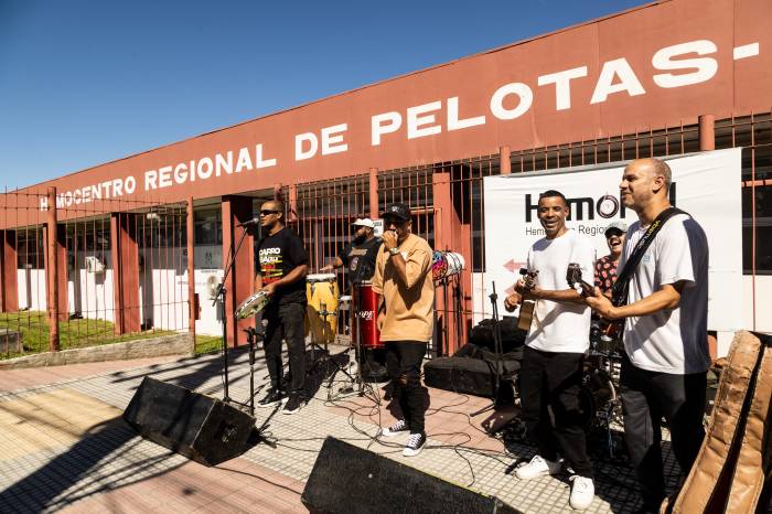 Atividade contou com grupos musicais em campanha para aumentar o estoque de sangue. Situação preocupa profissionais de saúde