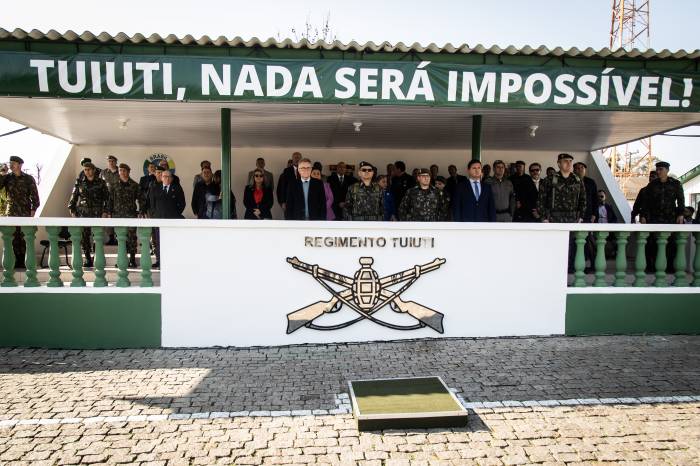Ato cívico reúne militares, autoridades e público no 9º Batalhão de Infantaria Motorizado – Regimento Tuiuti