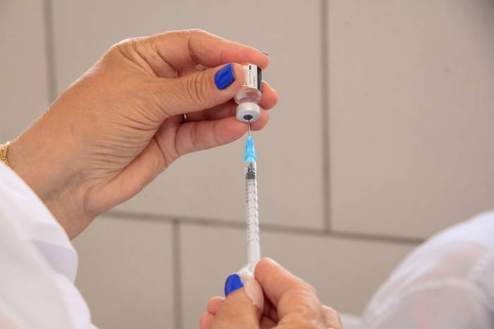 A dose bivalente será liberada para pessoas com 30 anos ou mais com comorbidades, a partir de segunda-feira (24).