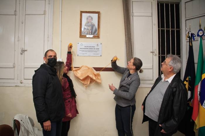 Placa é inaugurada na Academia Pelotense de Letras