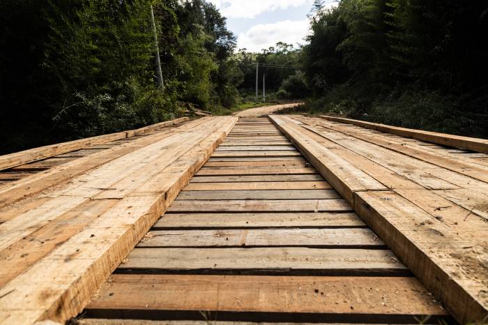Transporte escolar e escoamento de produção passam pelo local