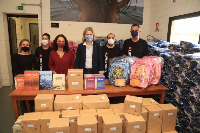 Associação Otroporto faz doações de livros, guia de saúde e mochilas. Prefeita Paula participa do evento e ganha álbum Figurinhas de Pelotas volume 2 e exemplar do livro Porto Memória