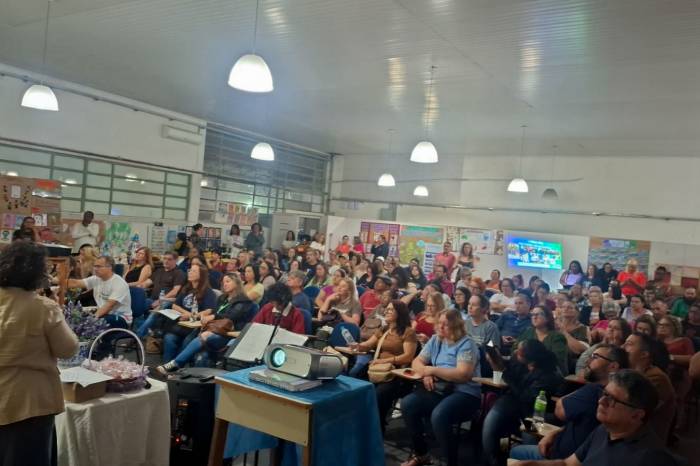 O Retrato da EJA em Pelotas reuniu cerca de 140 participantes para compartilhar relatos, vivências e produções na Rede Municipal de Ensino