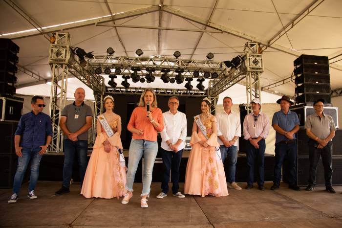 Evento foi marcado por música e culinária típicas, além da Feira de Produtores, exposição de variedades da fruta e brinquedos para crianças