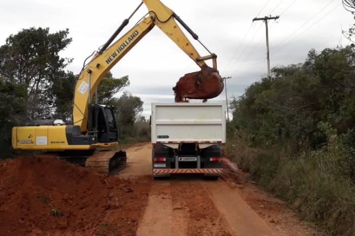 Obras incluem elevação do leito e implantação de sistema de escoamento em trecho da estrada do Quilombo