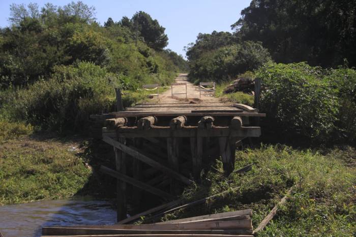 Excesso de chuvas registradas em Pelotas, nesta semana, somado ao trânsito de veículos pesados, afetou a estrutura da ponte. Município trabalha na reconstrução