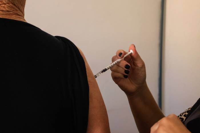 Imunização é direcionada para público acima de 60 anos e imunocomprometidos com idade a partir de 12 anos de idade