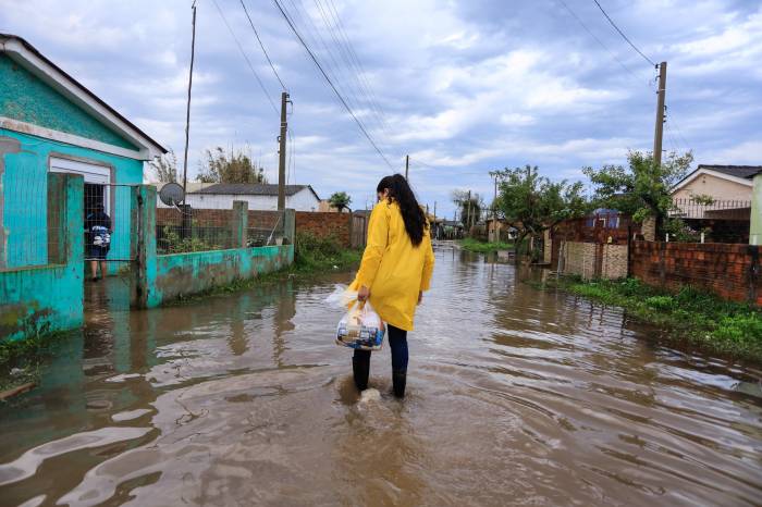Desde o início das instabilidades climáticas, mais de 750 cestas básicas já foram entregues. Até o momento, 90 pessoas estão fora de casa