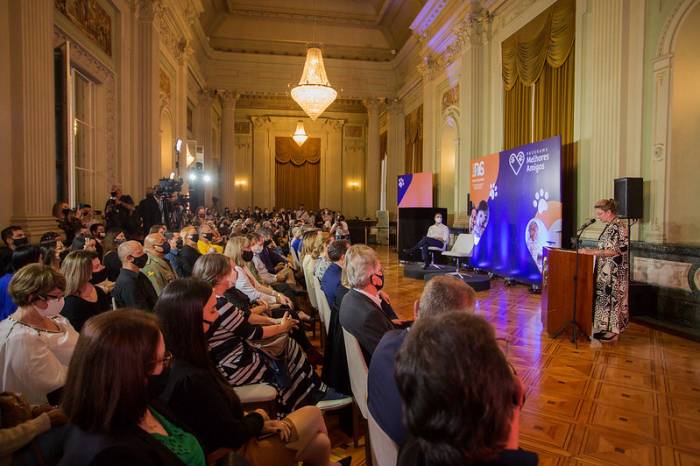 A prefeita Paula Mascarenhas esteve presente no ato de lançamento do programa Melhores Amigos - Bicho Sente como Gente. Pelotas é um dos 32 municípios contemplados