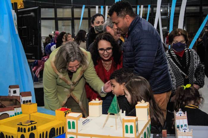 Alunos da educação infantil da Escola Santa Mônica apresentaram suas maquetes, que integram a exposição "Minha cidade, nossas histórias"