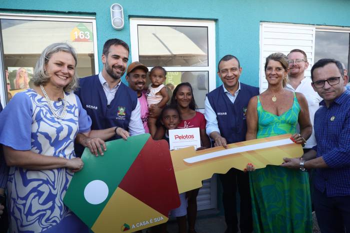 Gestores entregaram 57 casas para os moradores que habitavam ocupação irregular às margens do São Gonçalo