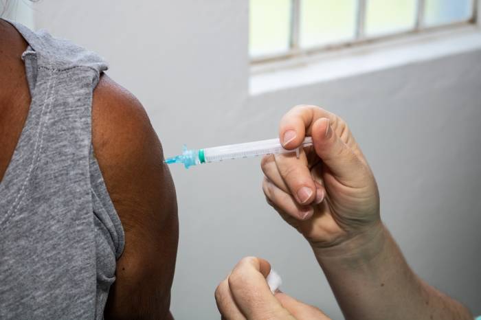 Vacina contra gripe está liberada para todos os públicos, e a vacina bivalente contra covid-19, para pessoas a partir dos 18 anos ou para portadores de comorbidades acima dos 12 anos de idade