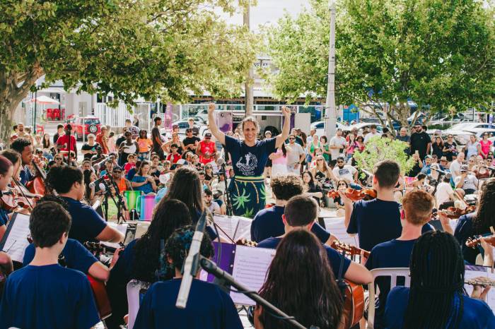 Programação promovida pela Prefeitura e pelo Sesc movimenta a orla com shows, dança, cinema e esportes até março