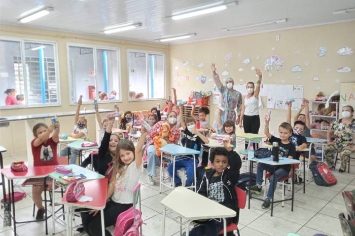 Programa da Prefeitura promove ações educativas de saúde bucal e escovação dental para alunos da rede municipal. Já realizou 29 atividades para 750 crianças em 2022 e chega ao Colégio Pelotense nos dias 29 e 30