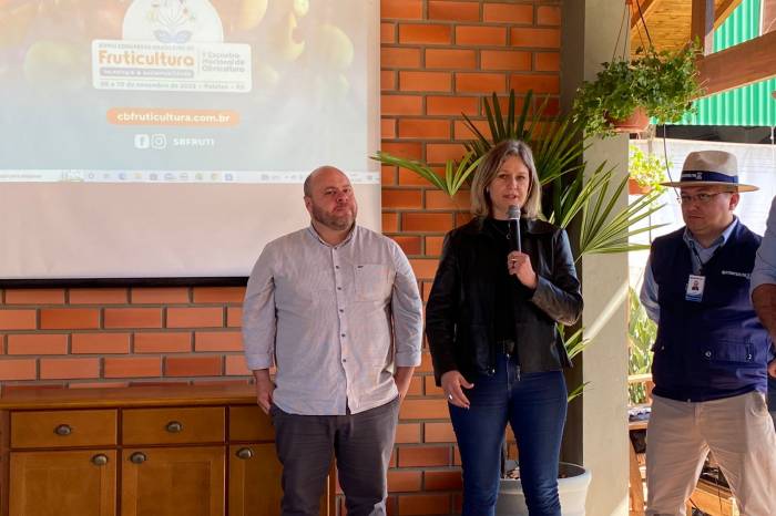 Na feira de agropecuária, a gestora pelotense esteve na Assembleia Geral de Prefeitos promovida pela Famurs e prestigiou lançamentos de atividades que acontecerão em Pelotas