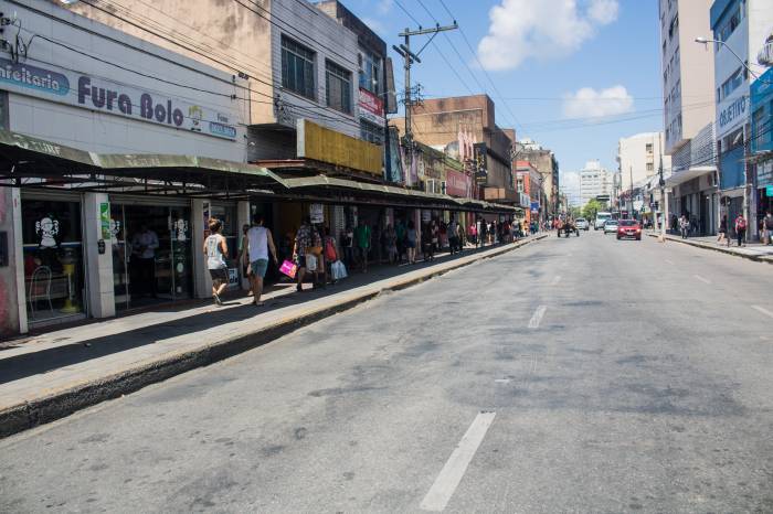 Município também deve restringir público de missas e cultos conforme decreto local