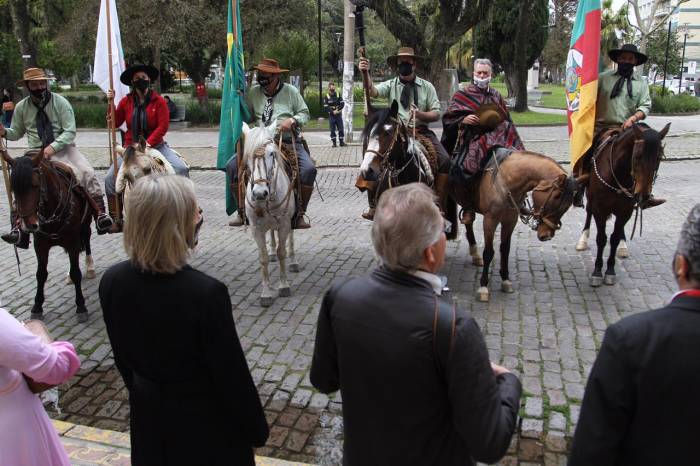 Piquete de cavalarianos da 26ª RT pediu a autorização simbólica da prefeita para levar a centelha até os Centros de Tradições Gaúchas e ao Rancho montado no Shopping Pelotas