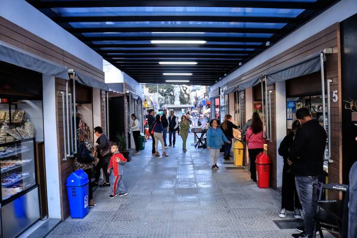 Estrutura foi doada por empresa parceira e vai auxiliar a comercialização no espaço em dias de chuva