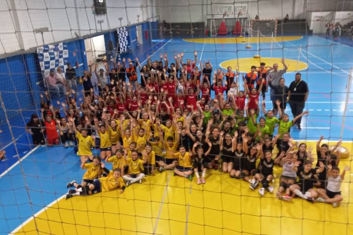 Projeto da Prefeitura incentiva a promoção do vôlei entre estudantes da rede de ensino