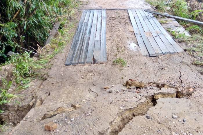 Duas pontes e estradas foram comprometidas e Prefeitura aguarda estabilidade do tempo para trabalhar na recuperação
